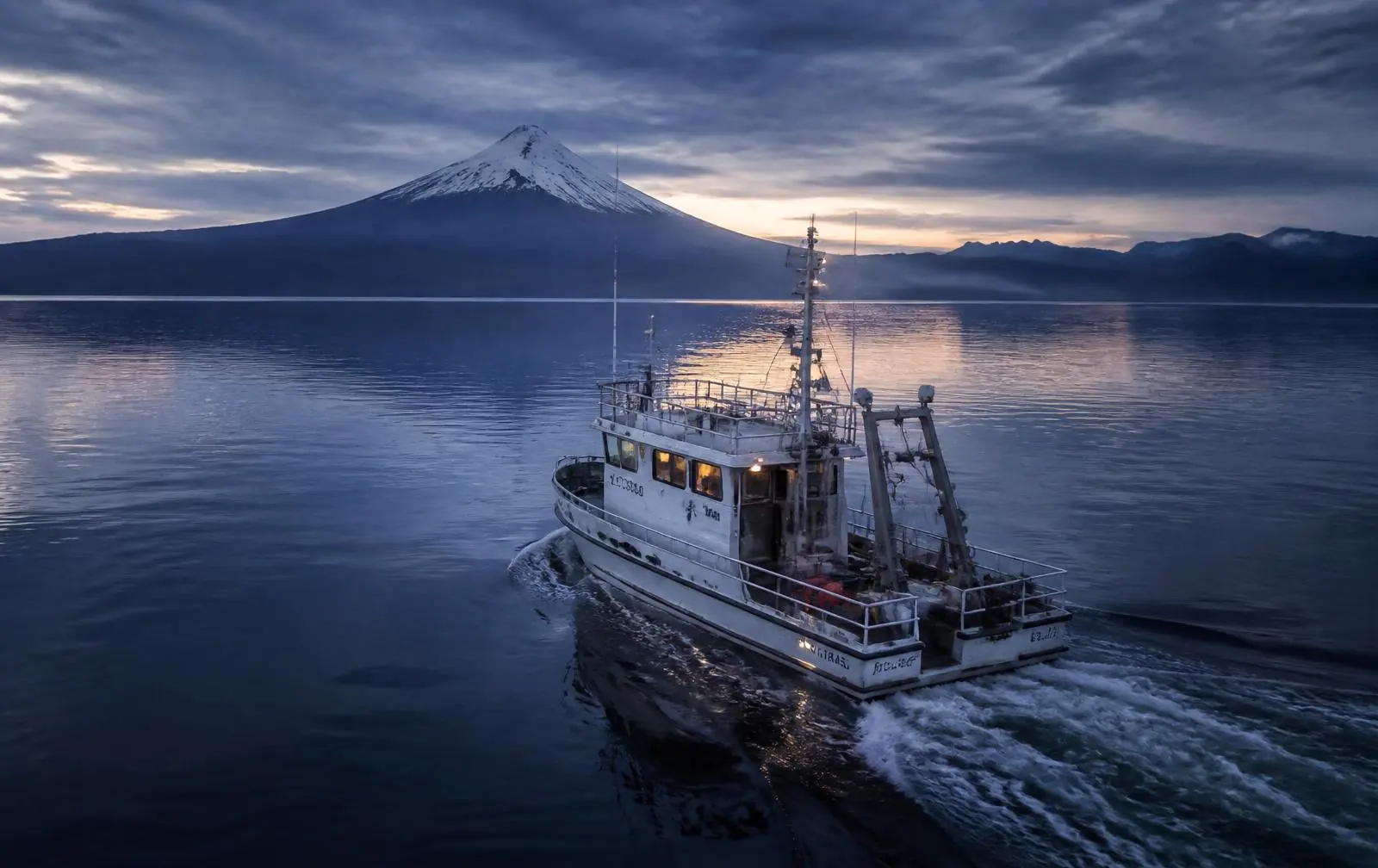 Embarcación de investigación navegando un fiordo del sur de Chile