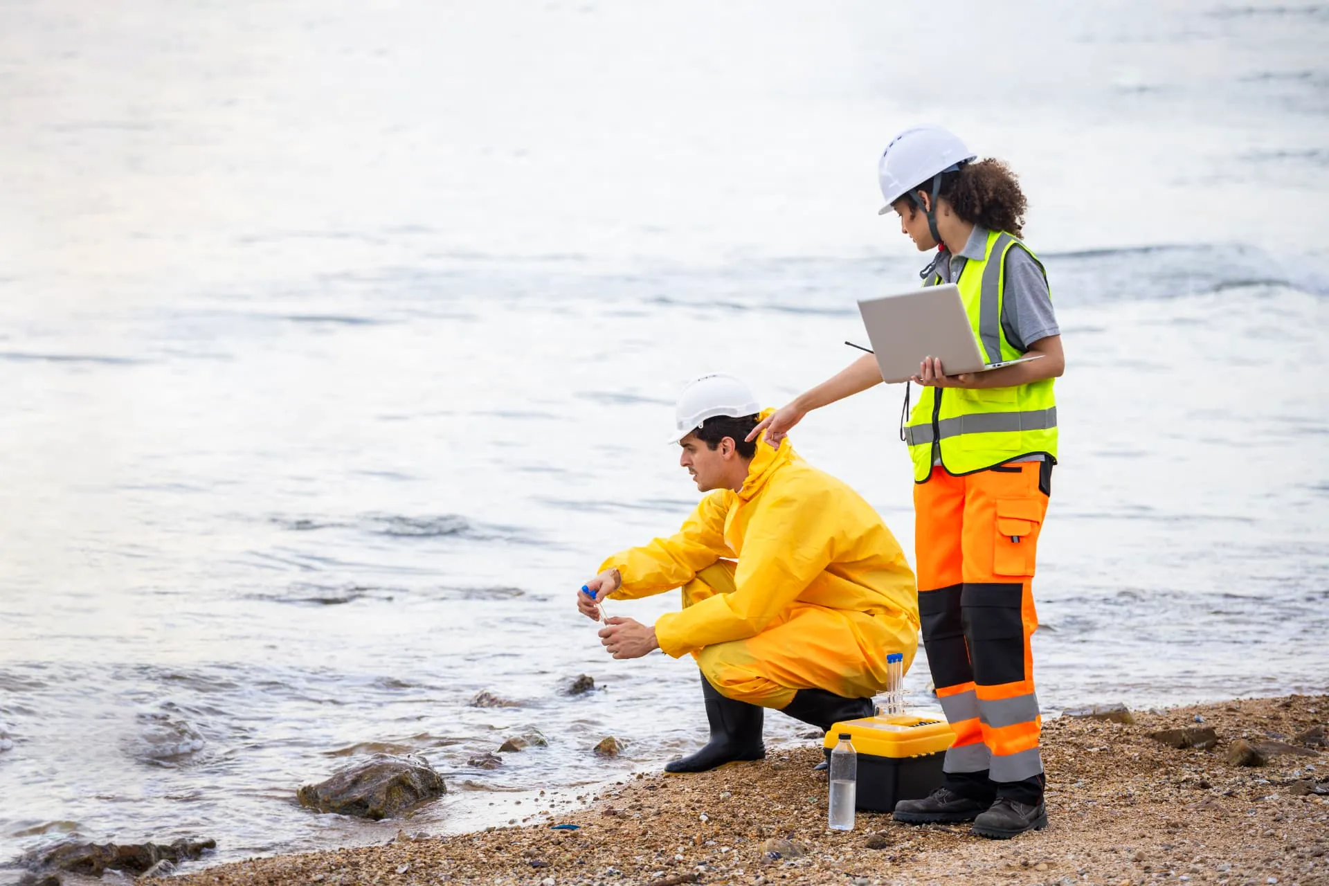 Equipo de Litoral Austral trabajando en terreno en la costa patagónica
